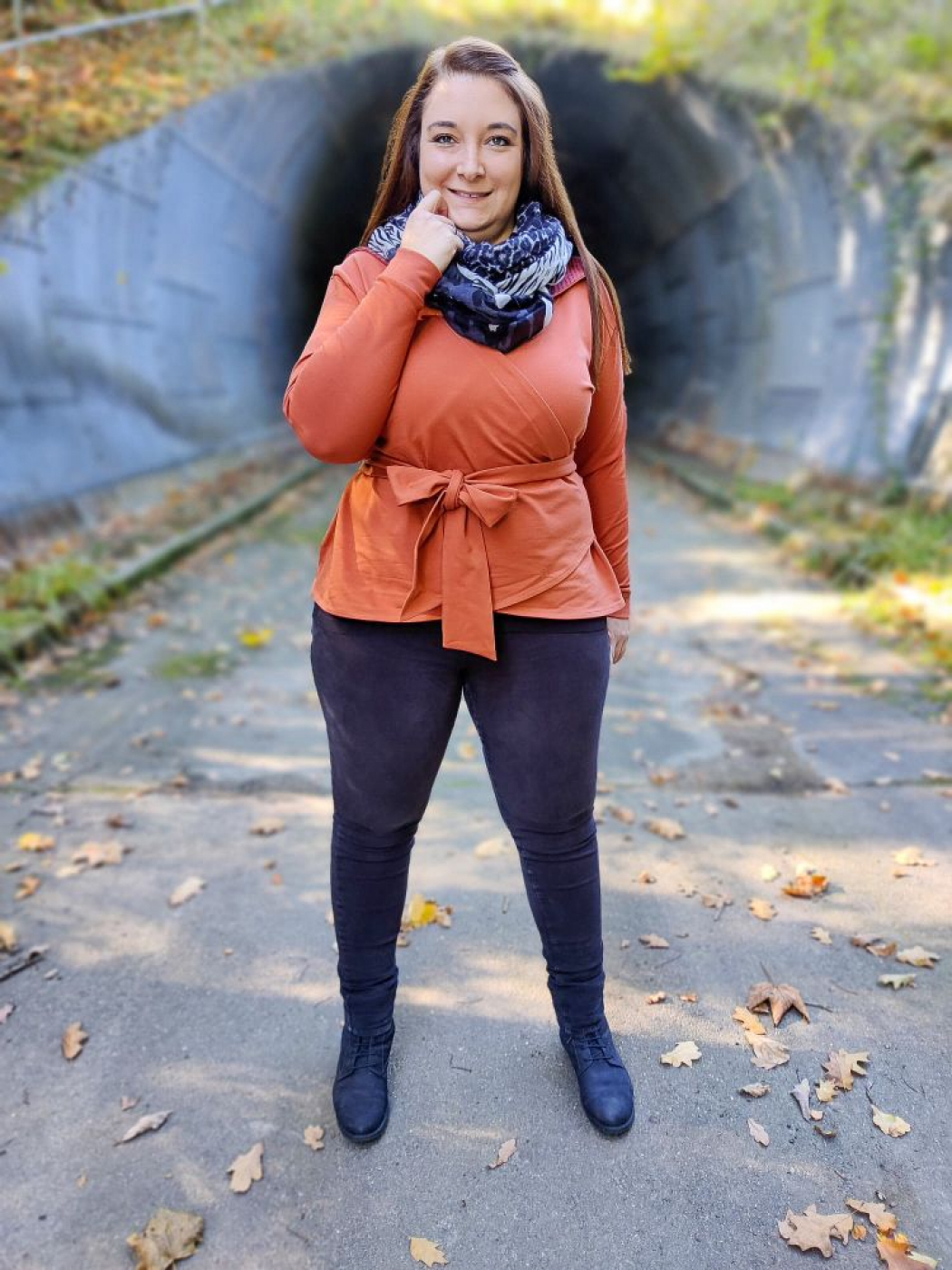 Schnittmuster Wickelhoodie Alana von Graustufen-Stoffe